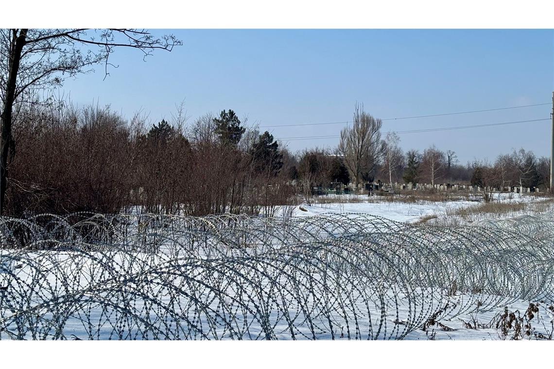 Ukrainische Verteidigungslinie am nördlichen Stadtrand des heftig umkämpften Pokrovsk: Ausweichstellungen am Friedhof.