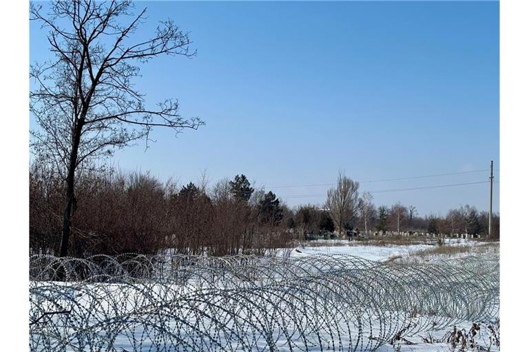Ukrainische Verteidigungslinie am nördlichen Stadtrand des heftig umkämpften Pokrovsk: Ausweichstellungen am Friedhof.
