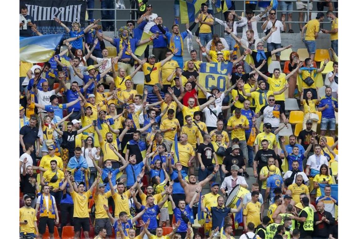 Ukrainischen Fans feierten bereits vor Spielbeginn auf der Tribüne ihre Nationalmannschaft. Foto: Robert Ghement/Pool EPA/AP/dpa