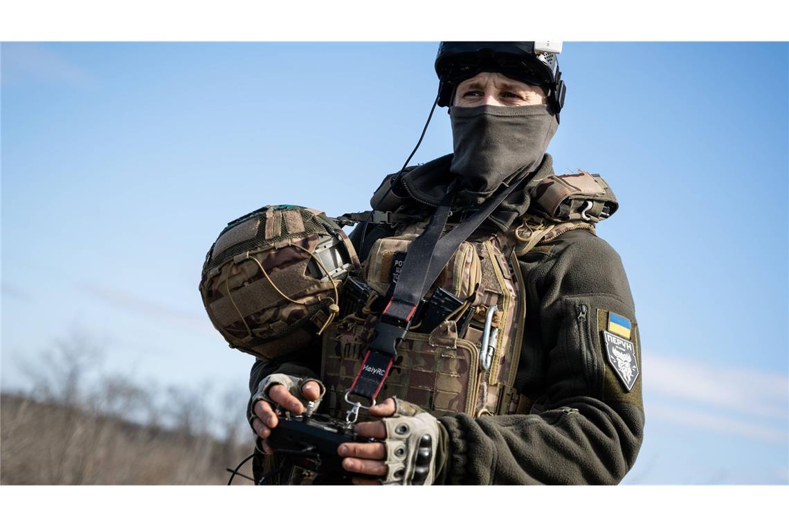Ukraine greift russische Militärflugplätze an Ukrainischer Soldat: Russland hat einen empfindlichen Schlag durch einen Drohnenangriff erlitten (Archivbild).