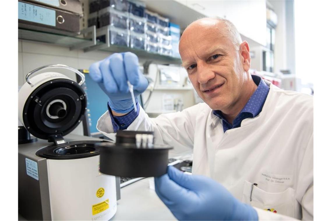 Antikörper bieten vermutlich längerfristig Corona-Immunität Ulf Dittmer ist Leiter des Instituts für Virologie der Universitätsklinik Essen. Foto: Bernd Thissen/dpa