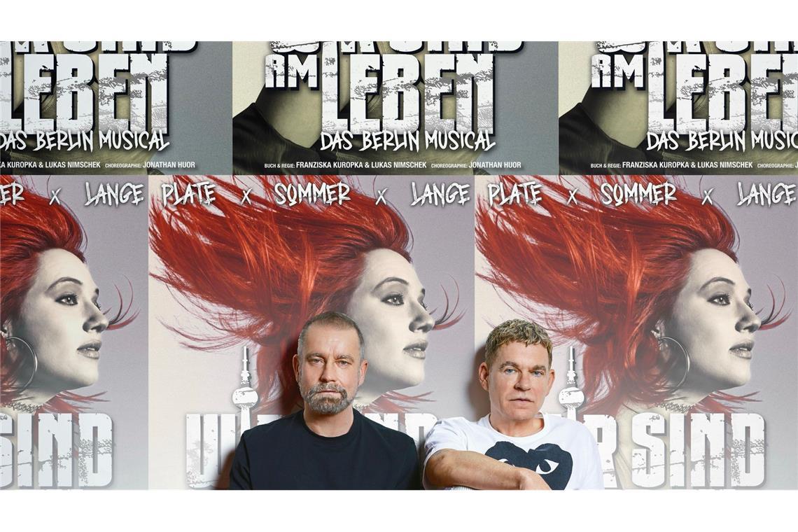 Ulf Leo Sommer und Peter Plate sitzen vor Plakaten ihres neuen Musical-Projekts.