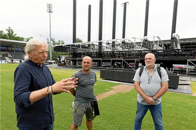 Uli Ferber (von links), Arena-Betriebsleiter Simon Steinbach und Veranstaltungsleiter Riccardo Kinzel haben seit Wochen ihren Blick auf das Heimspiel gerichtet. Der Bühnenaufbau läuft seit Anfang Juli. Fotos: Alexander Becher