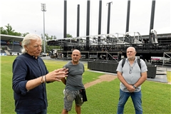 Uli Ferber (von links), Arena-Betriebsleiter Simon Steinbach und Veranstaltungsleiter Riccardo Kinzel haben seit Wochen ihren Blick auf das Heimspiel gerichtet. Der Bühnenaufbau läuft seit Anfang Juli. Fotos: Alexander Becher