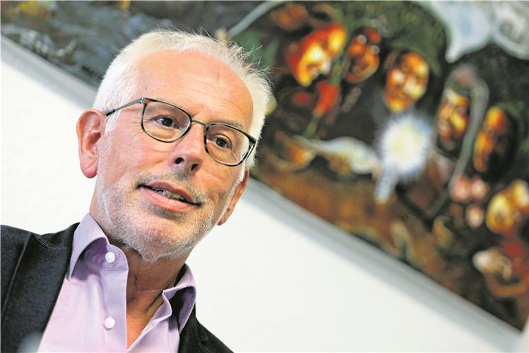 Uli Häufele im Besprechungszimmer des katholischen Dekanats – im Hintergrund hängt, wie könnte es anders sein, ein Bild des schwäbischen Malerpfarrers Sieger Köder. Foto: A. Palmizi