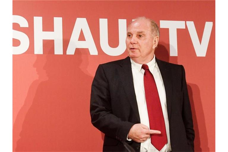 Uli Hoeneß bei einer Pressekonferenz. F. Foto: Tobias Hase/dpa