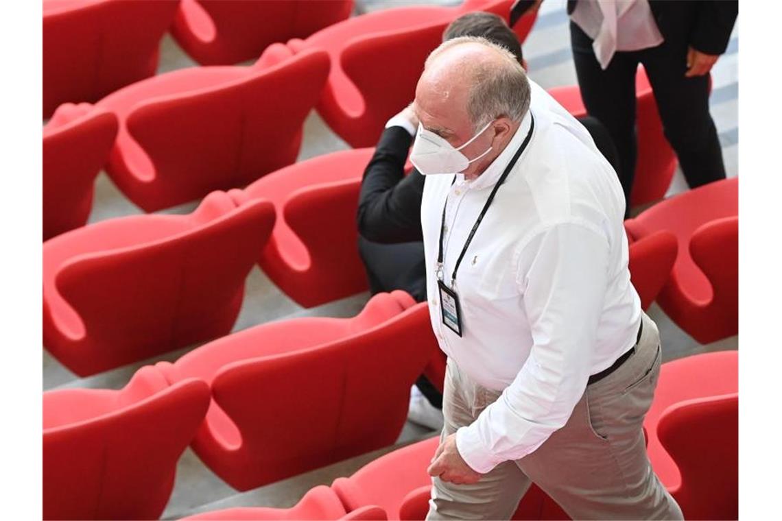 Hoeneß stichelt gegen „Messias“ Flick und rügt Kroos Uli Hoeneß beim EM-Vorrundenspiel Portugal gegen Deutschland in München. Foto: Federico Gambarini/dpa