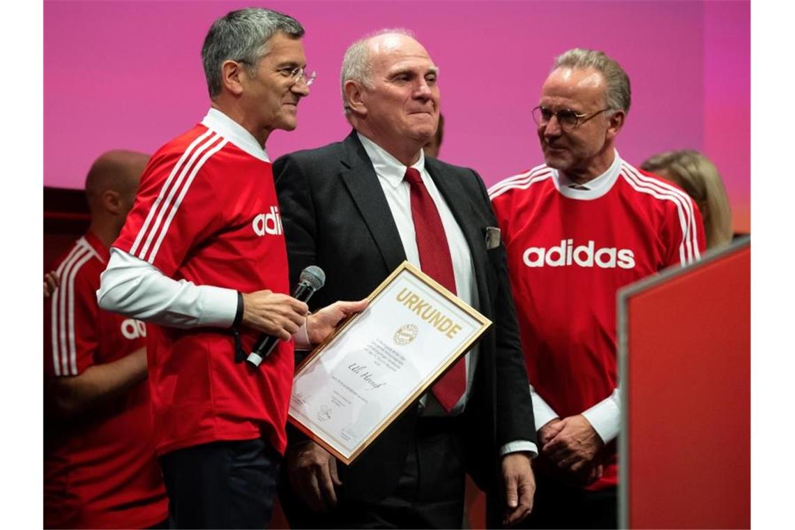 Uli Hoeneß eingerahmt von seinem Nachfolger Herbert Hainer (l) und Bayern-Vorstandschef Karl-Heinz Rummenigge. Foto: Sven Hoppe/dpa