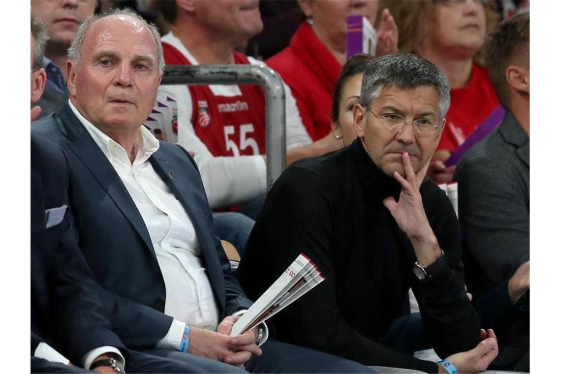 Uli Hoeneß (l) bringt Herbert Hainer (r) als seinen Nachfolger in Stellung. Foto: Daniel Karmann