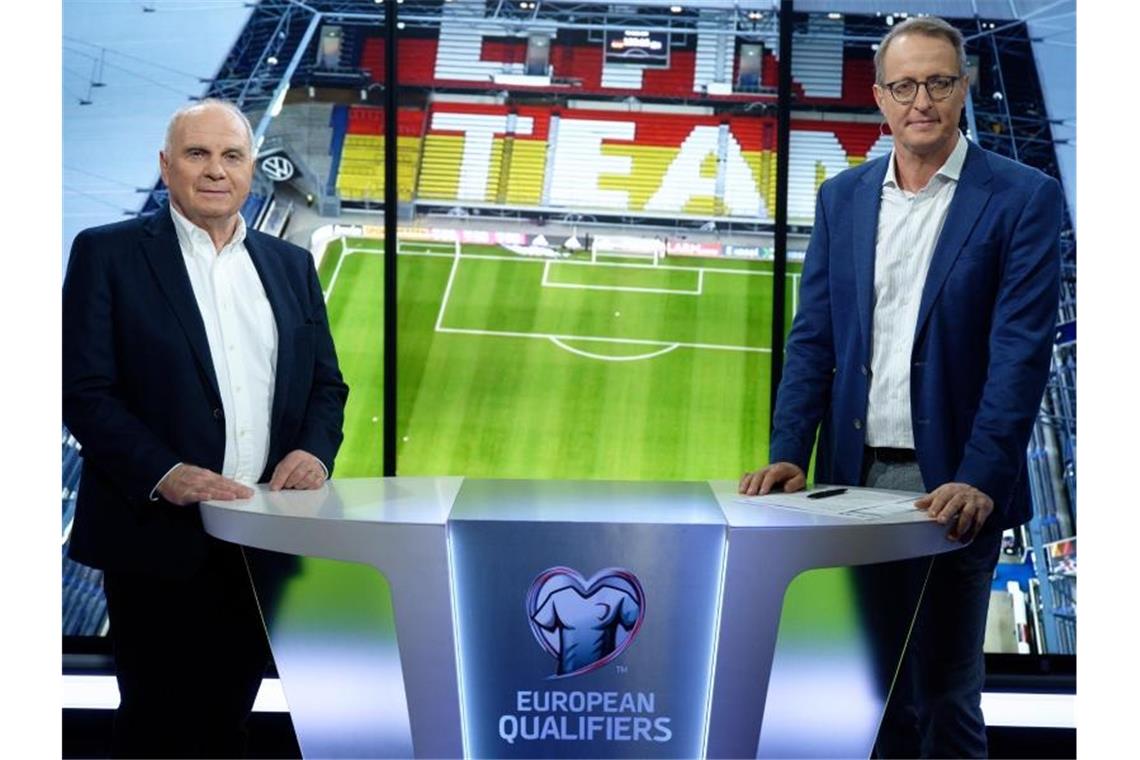 Hoeneß-Triple-Watschn für „wurschtelnde“ DFB-Granden Uli Hoeneß (l) gab seine Premiere als Experte an der Seite von Moderator Florian König. Foto: Henning Kaiser/TVNOW/dpa