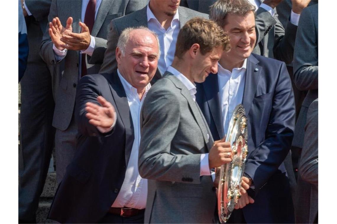 Hoeneß vorm Abschied: „Bayern-Hilfe nicht an Amt gebunden“ Uli Hoeneß (l) mit Thomas Müller (M) und Ministerpräsident Markus Söder beim Empfang im Hofgarten. Foto: Peter Kneffel