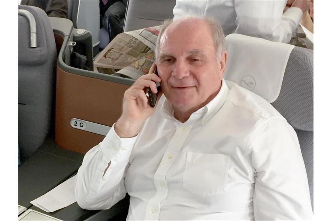 Uli Hoeneß (r), Ehrenpräsident des FC Bayern, im Flieger vor dem Abflug nach London. Foto: Klaus Bergmann/dpa