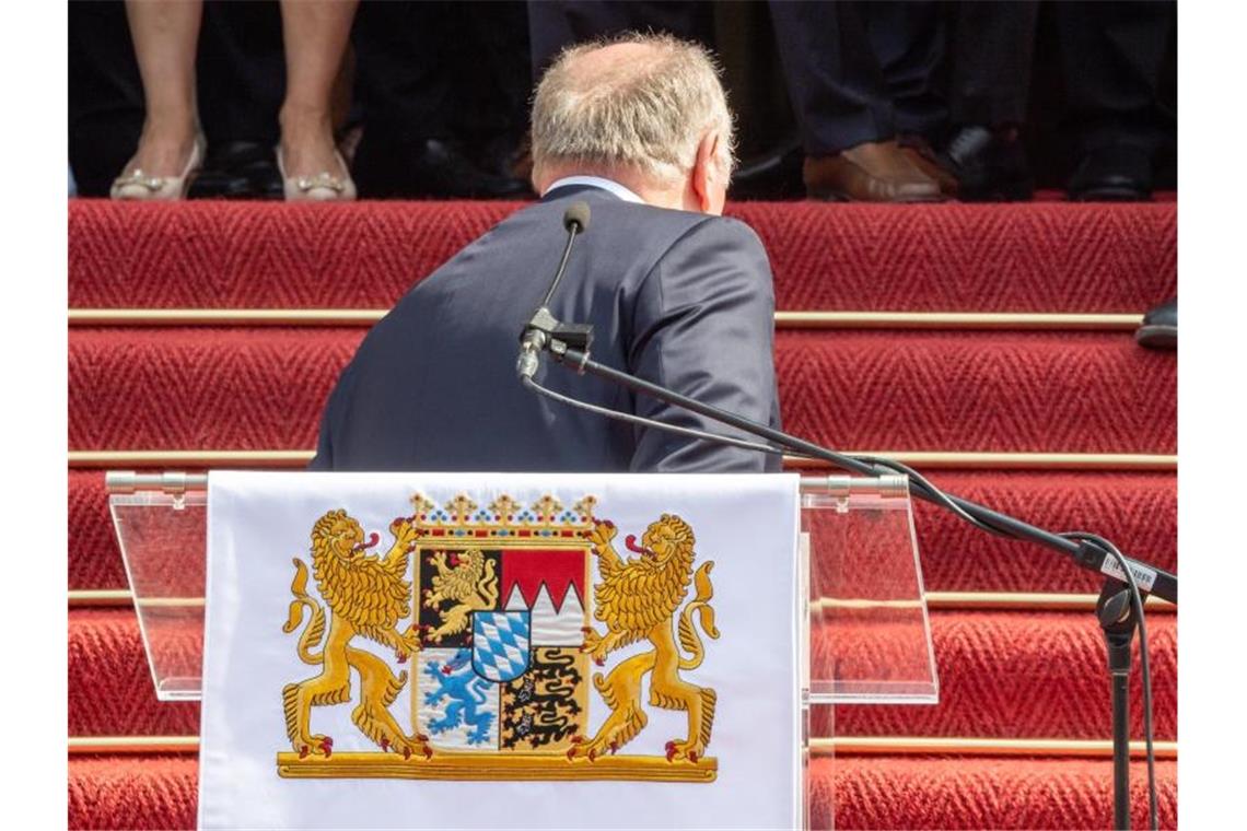 Uli Hoeness verlässt nach einigen Worten das Rednerpult im Hofgarten der bayerischen Staatskanzlei. Foto: Peter Kneffel