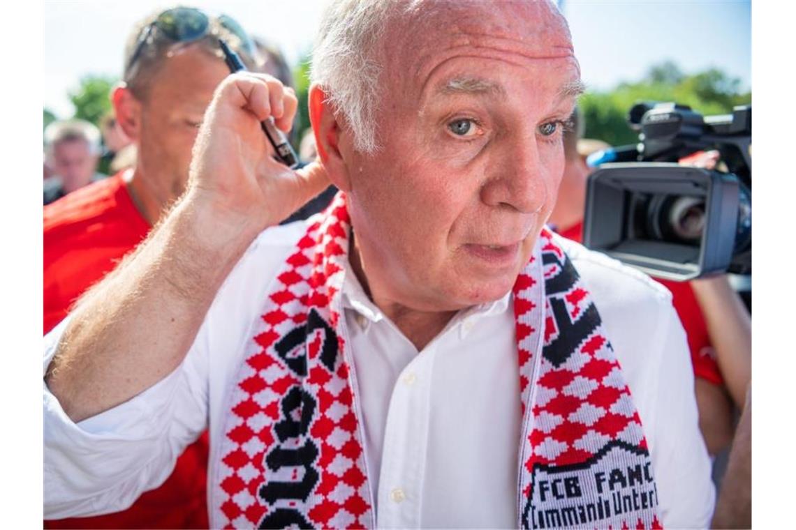 Hoeneß vorm Abschied: „Bayern-Hilfe nicht an Amt gebunden“ Uli Hoeneß wird an der Treppe zur Staatskanzlei in München von Journalisten und Fans umringt. Foto: Lino Mirgeler