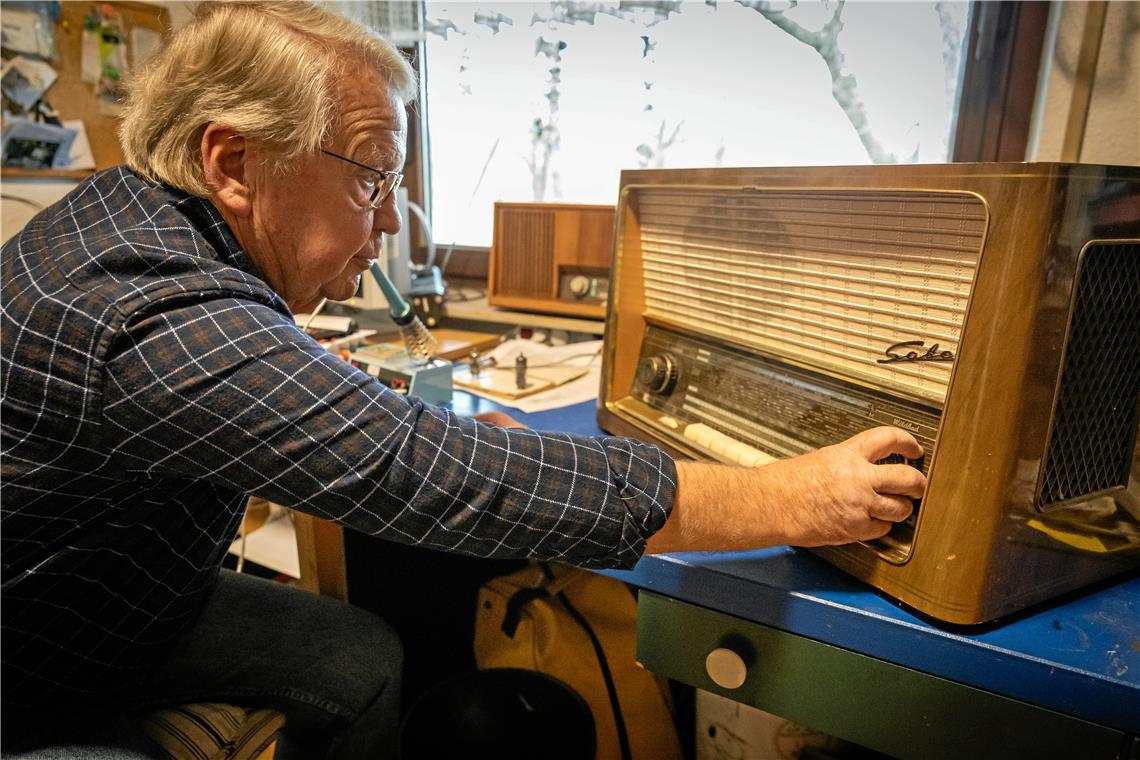 Ein Backnanger mit Faible für alte Radios Ullrich Naumann bastelt derzeit an einem alten SABA-Radio herum. Foto: Alexander Becher