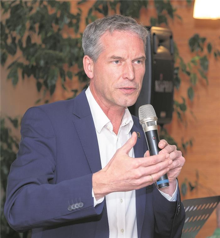 Ulrich Begemann wirbt in seinem Vortrag im Restaurant Stadtblick für synthetische Kraftstoffe. Diese seien momentan noch teuer, das ändere sich aber in den kommenden Jahren. Foto: J. Fiedler