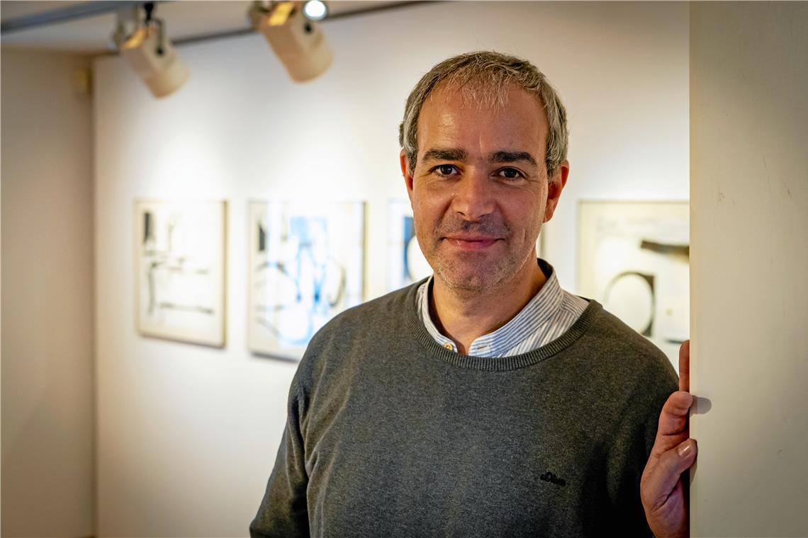Ausstellung im Helferhaus: Sinnlicher Umgang mit dem Material Ulrich Brauchle hat im Jahr 2004 den Felix-Hollenberg-Preis erhalten. Im Backnanger Helferhaus, wo im vergangenen Jahr noch Werke von Felix Hollenberg selbst zu sehen waren, zeigt er Radierungen, Grafiken und Gemälde. Fotos: Alexander Becher