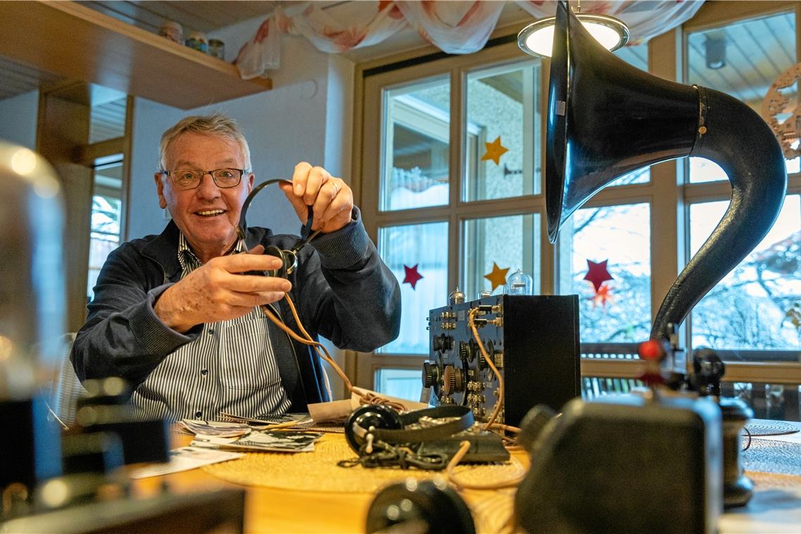 Ulrich Burgel, der Enkel des Firmengründers, berichtet begeistert über die Anfänge der familieneigenen Radiosammlung in Backnang.