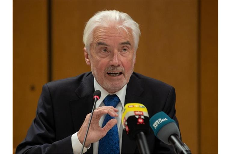 Ulrich Goll, innenpolitischer Sprecher der FDP-Fraktion, spricht zu Journalisten. Foto: Marijan Murat/dpa/Archivbild