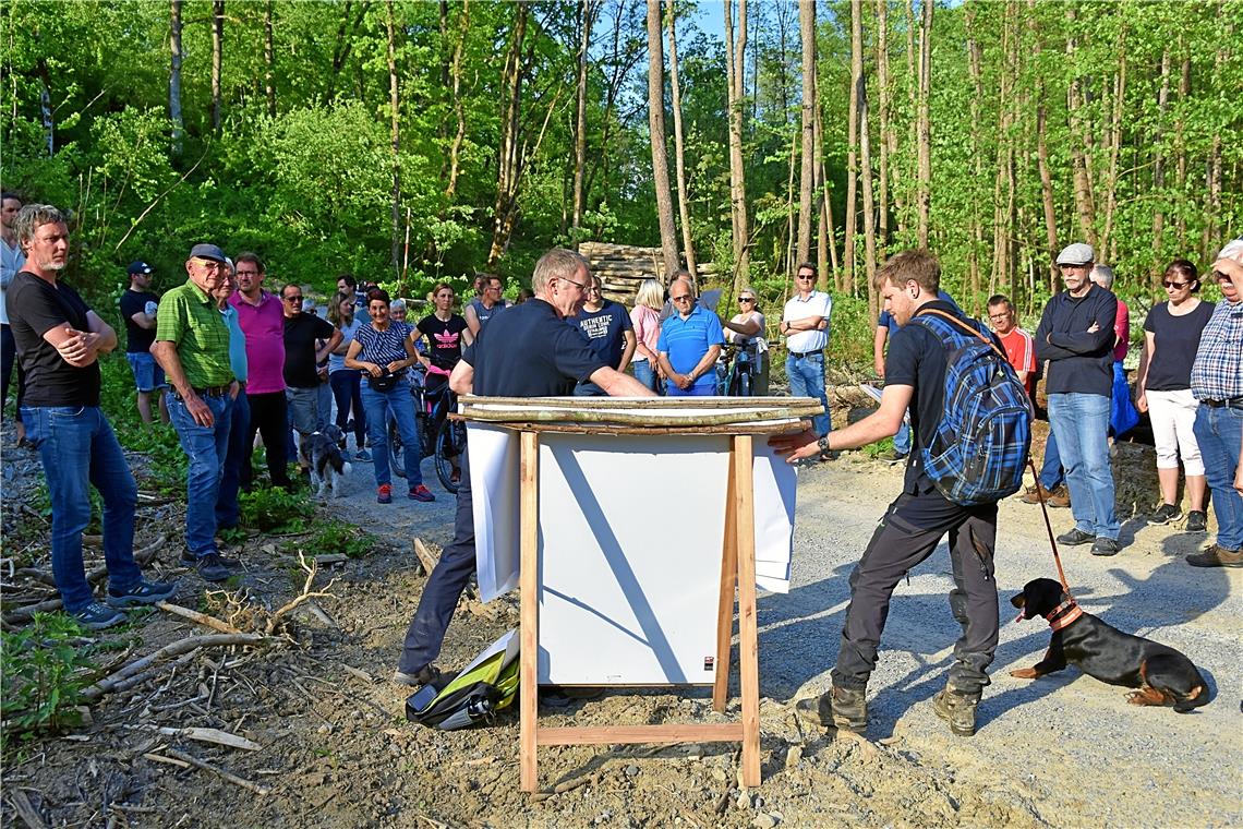 Ulrich Häußermann (vorne links) und Paul Bek erklären an der ersten Station, warum umfangreiche Forstarbeiten im Wüstenbachtal notwendig waren und welche Pläne danach umgesetzt wurden. Fotos: Tobias Sellmaier