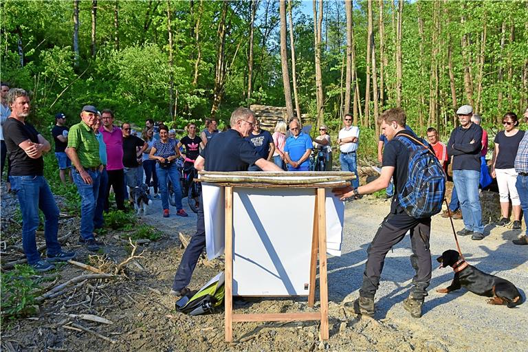Ulrich Häußermann (vorne links) und Paul Bek erklären bei einem Vor-Ort-Termin im Sommer an der ersten Station im Wüstenbachtal, warum dort umfangreiche Forstarbeiten notwendig waren und welche Pläne genau umgesetzt wurden. Foto: Tobias Sellmaier