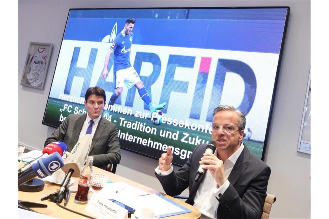 Entspannung im Schalker Machtkampf - Buchta möchte Ruhe Ulrich Paetzel (l) und Frank Haberzettel sind die Sprecher der Initiative „FC Schalke 04 - Tradition und Zukunft“. Foto: Roland Weihrauch/dpa