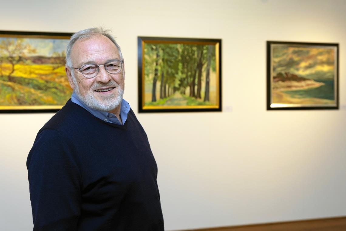 Ulrich Schielke führt im Helferhaus durch die Ausstellung mit Bildern seines Vaters Ulrich Schielke senior. Dieser hinterließ ein Gesamtwerk von rund 1000 Bildern. Die Ausstellung zeigt einen Querschnitt des künstlerischen Schaffens aus der Zeit von 1935 bis etwa 1996. Foto: A. Becher