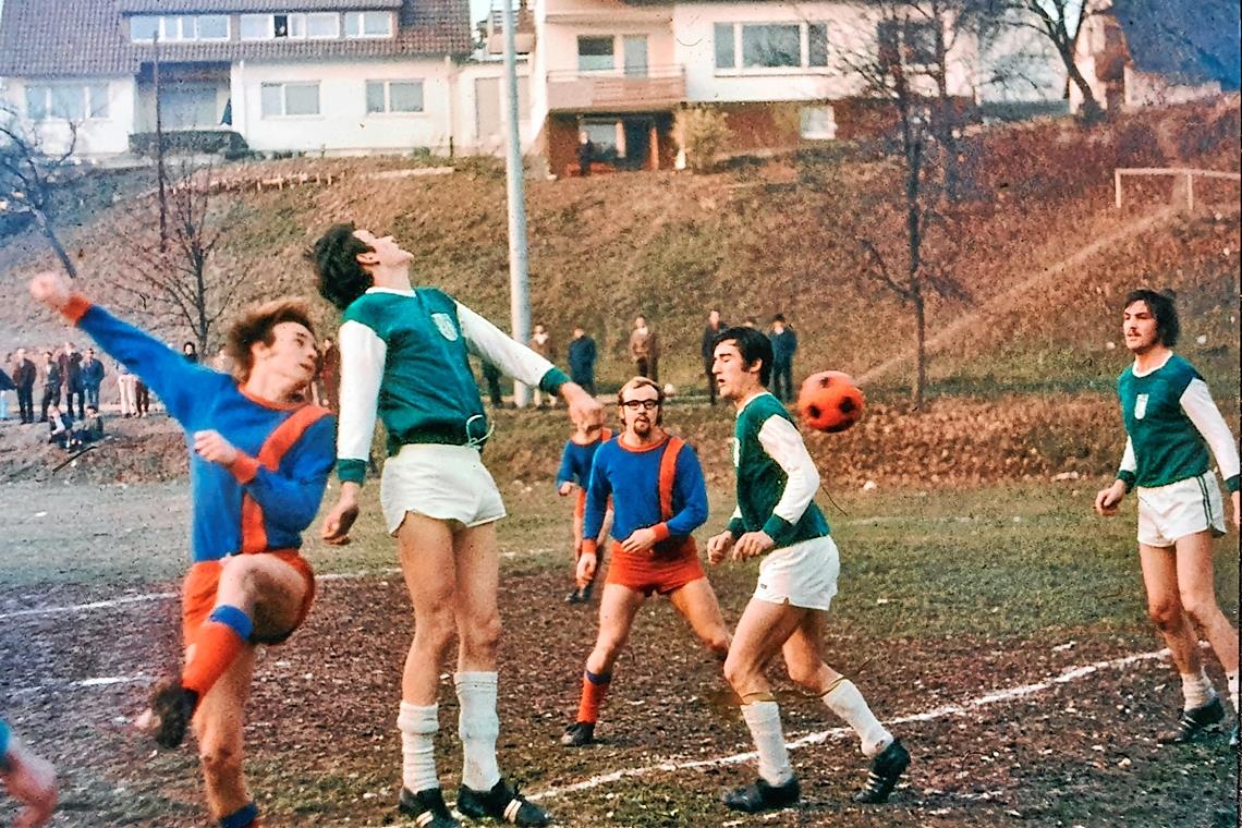 Ulrich Schuhmann (links) und Otto Stahl (mit Brille) spielten mit der SGOS im Herbst 1973 auf dem alten Sportplatz in Oppenweiler. Foto: privat