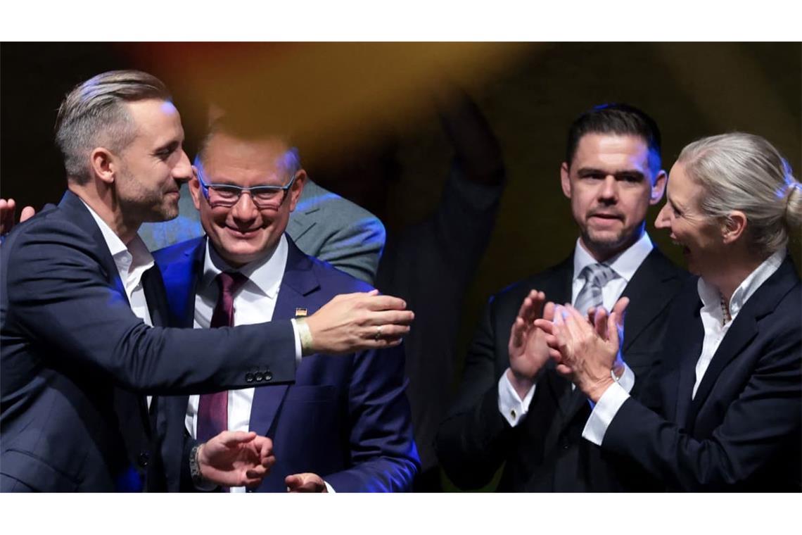 Ulrich Siegmund (AfD), Spitzenkandidat und Co-Vorsitzender der AfD-Landtagsfraktion Sachsen-Anhalt, Tino Chrupalla (Mitte), Bundesvorsitzender und Co-Vorsitzender der AfD-Bundestagsfraktion, und Alice Weidel (r, AfD), Bundesvorsitzende und Co-Vorsitzende der AfD-Bundestagsfraktion, freuen sich über das Wahlergebnis.