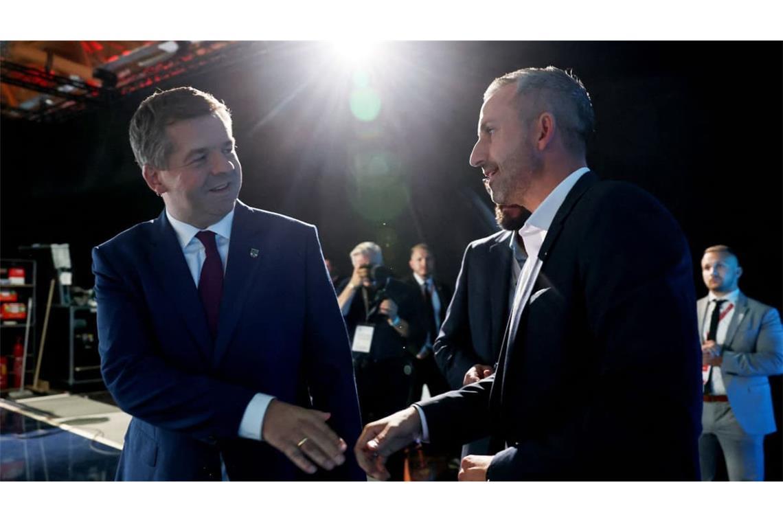 Ulrich Siegmund (AfD), Spitzenkandidat und Co-Vorsitzender der AfD-Landtagsfraktion Sachsen-Anhalt (r) und Sven Schulze (CDU), Ministerpräsident des Landes Sachsen-Anhalt und Landesvorsitzender der CDU Sachsen-Anhalt geben sich in der Messe die Hand.