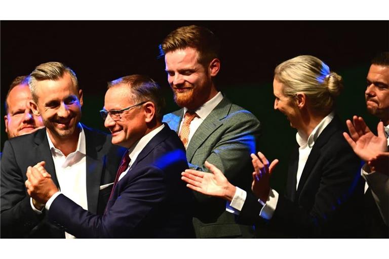 Ulrich Siegmund (l, AfD), Spitzenkandidat und Co-Vorsitzender der AfD-Landtagsfraktion Sachsen-Anhalt, Tino Chrupalla (M, AfD), Bundesvorsitzender und Co-Vorsitzender der AfD-Bundestagsfraktion, und Alice Weidel (r, AfD), Bundesvorsitzende und Co-Vorsitzende der AfD-Bundestagsfraktion, stehen bei der Wahlparty der AfD im Alten Theater auf der Bühne.