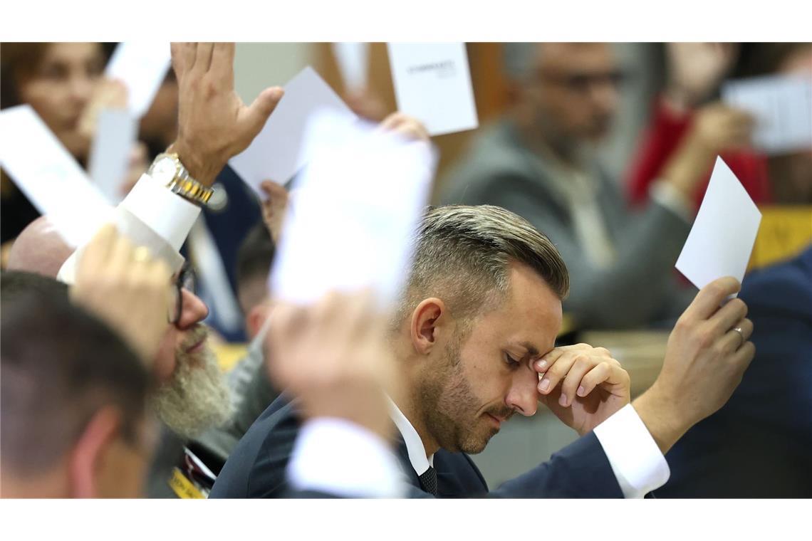 Ulrich Siegmund (r, AfD) hält seine Stimmkarte in die Höhe während der konstituierenden Sitzung des Landtags von Sachsen-Anhalt. In der konstituierenden Sitzung des Landtags in Sachsen-Anhalt ist geplant, den neuen Landtagspräsidenten zu wählen. (zu dpa: «AfD stellt Landtagspräsidenten - Brandmauer bröckelig?»)