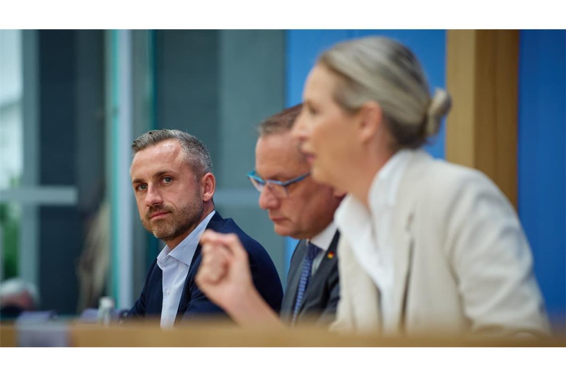 Ulrich Siegmund, Spitzenkandidat AfD in Sachsen-Anhalt, Tino Chrupalla, Bundessprecher der AfD und Co-Vorsitzender der AfD-Fraktion im Deutschen Bundestag und Alice Weidel, Bundessprecherin der AfD und Co-Vorsitzende der AfD-Fraktion stehen nach der Wahl in Sachsen-Anhalt bei einer PK Rede und Antwort.