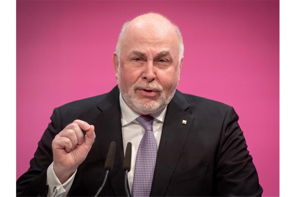 Staat in der Krise: Föderalismus und Verwaltung im Fokus