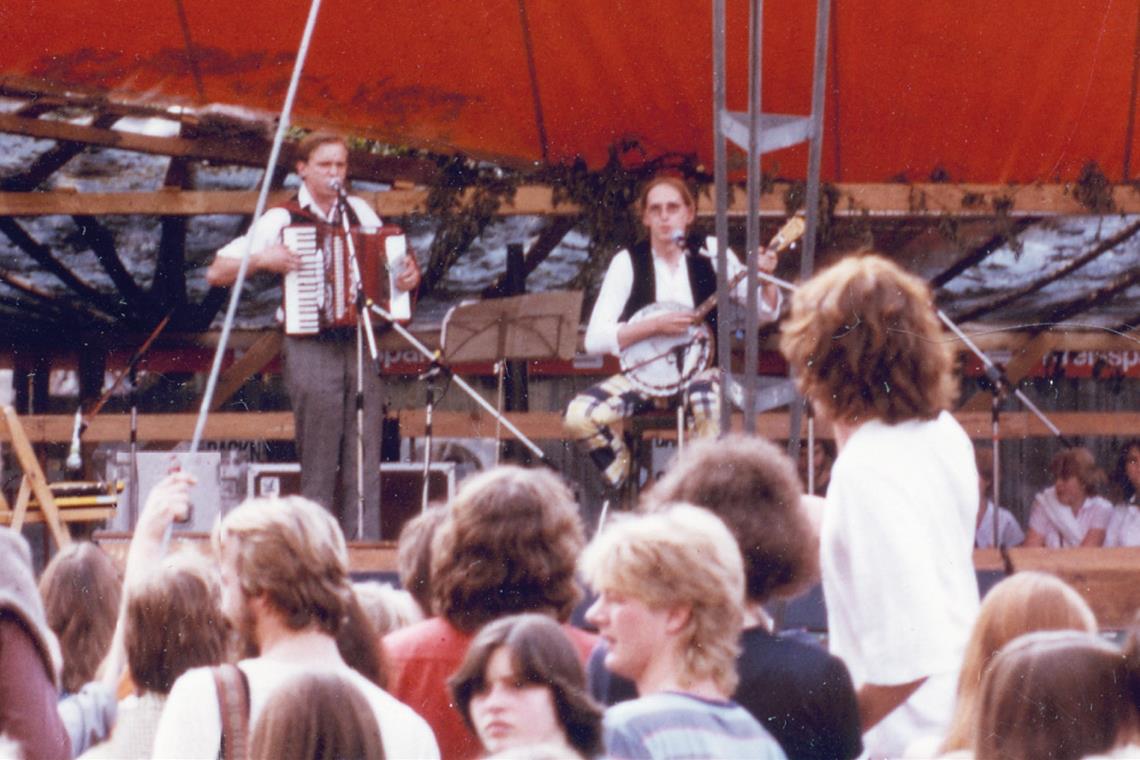 Als Wolfgang Dauner auf dem Backnanger Straßenfest ein Klavier zertrümmerte Ulrich Tukur am Akkordeon und Ulrich Mayer am Banjo Anfang der 1980er-Jahre.
