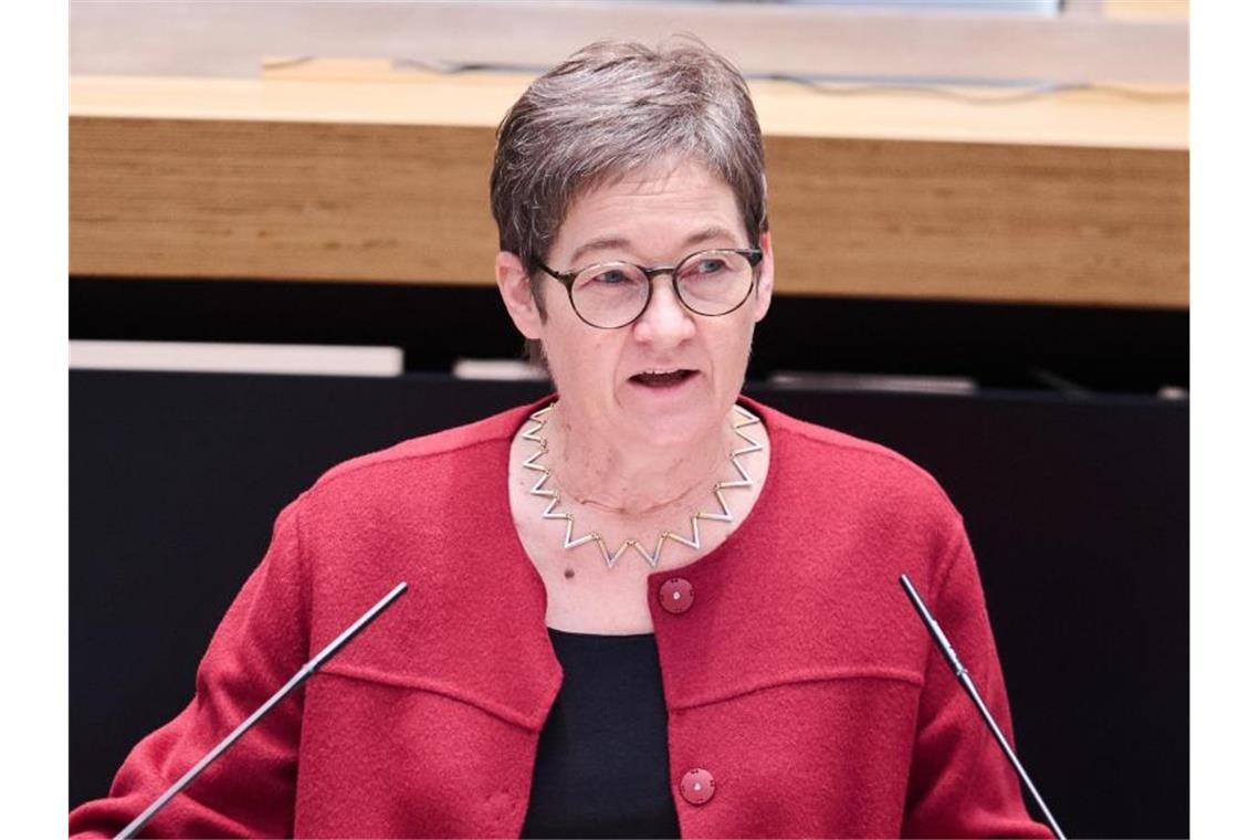 Gesundheitssenatorin: Berlins Testkapazitäten reichen nicht Ulrike Gote (Bündnis 90/Die Grünen) spricht über die Testkapazitäten in Berlin. Foto: Annette Riedl/dpa