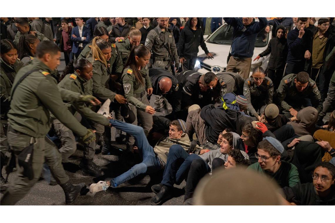 Israels Sicherheitskabinett billigt Waffenruhe im Gaza-Krieg Ultra-Rechte protestierten in Jerusalem mit Sitzblockaden gegen das Waffenruhe-Abkommen.