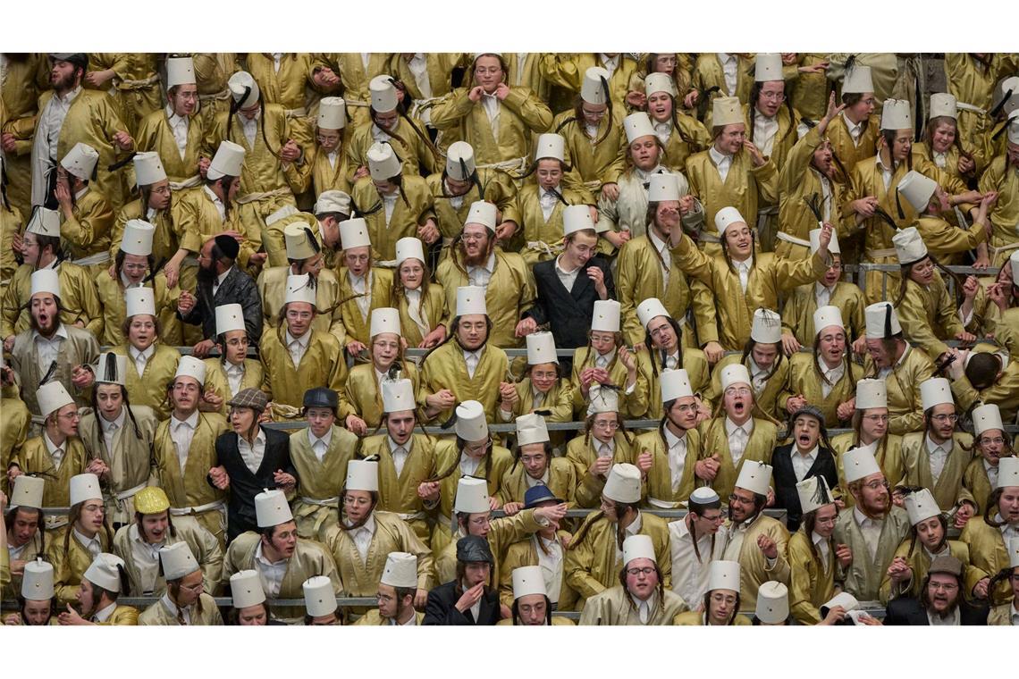 Ultraorthodoxe jüdische Männer und Jungen feiern in Jerusalem das Purimfest während des Krieges mit dem Iran.