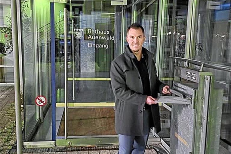Um 0 Uhr am Samstag hat Manuel Schock seine Bewerbung im Rathaus eingeworfen und dabei bereits einige Gemeinderäte angetroffen. Foto: Facebook/ Manuel Schock