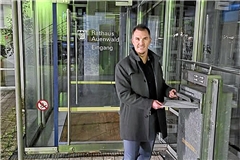 Um 0 Uhr am Samstag hat Manuel Schock seine Bewerbung im Rathaus eingeworfen und dabei bereits einige Gemeinderäte angetroffen. Foto: Facebook/ Manuel Schock