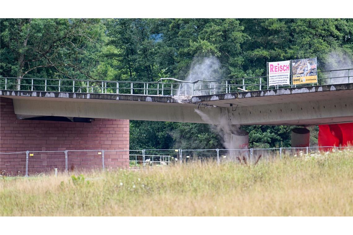 Talbrücke in Sekunden Geschichte: "sehr zufrieden" Um 11.01 Uhr wurde gezündet.