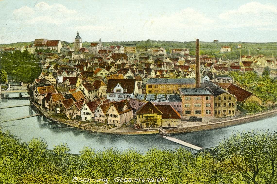 Um 1910 entstand diese kolorierte Postkarte. Das Foto ist vom Hagenbach aus aufgenommen und zeigt die alten Gerberhäuser und die Lederfabrik Carl Kaess in Backnang. Repros: P. Wolf