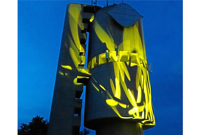 Um 19.30 Uhr wurde gestern erstmals der Strom für die Lightshow am Wasserturm eingeschaltet. Backnang ist eine von 22 Stationen des Kulturregion-Festivals. Fotos: Alexander Becher