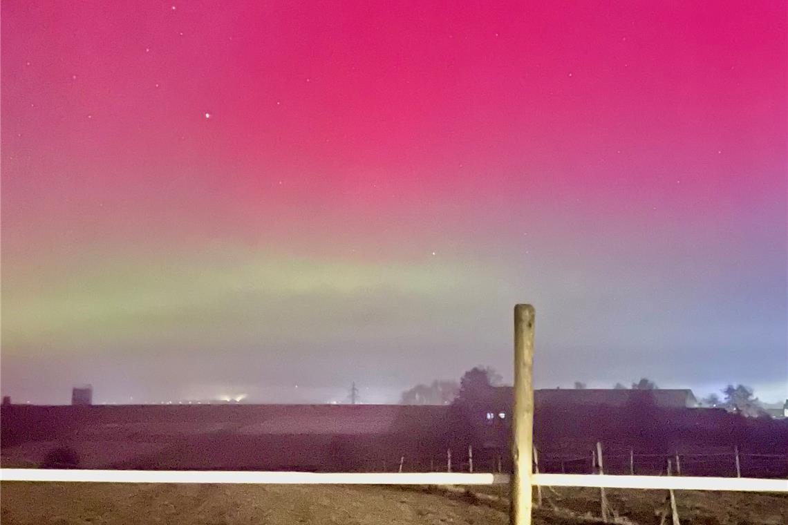 Um 22:50 Uhr knipste eine Leserin ein weiteres atemberaubendes Bild über Maubach...