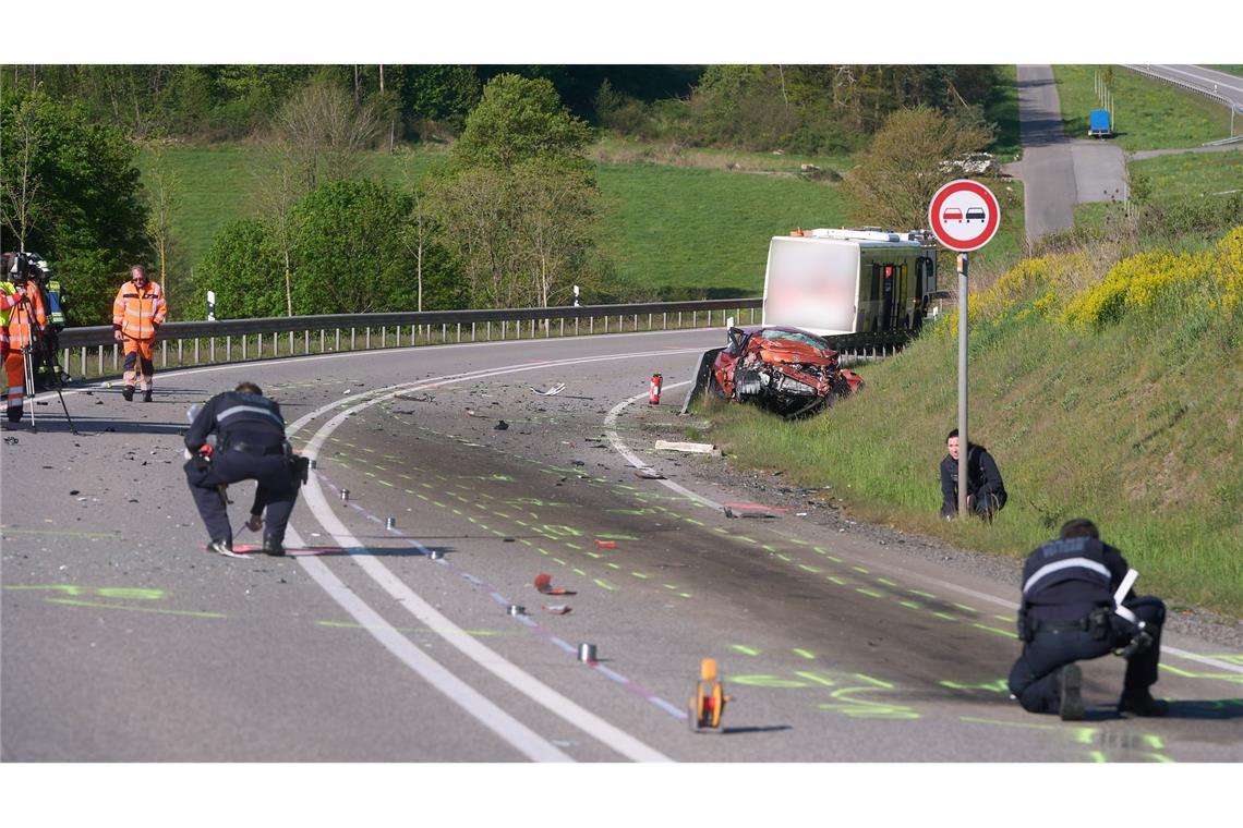 24-Jährige stirbt bei Unfall mit Linienbus - Kinder verletzt