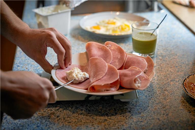 Um auf genügend Eiweiß zu kommen, isst er oft „Protein-Tacos“: Schinken mit Quark.