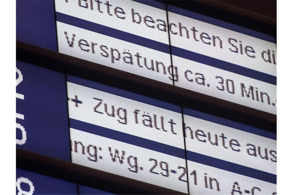 Um bei einer Verspätung Geld von der Deutschen Bahn zurückzubekommen, müssen Reisende ein Formular ausfüllen und dieses einreichen. Foto: Lino Mirgeler/dpa