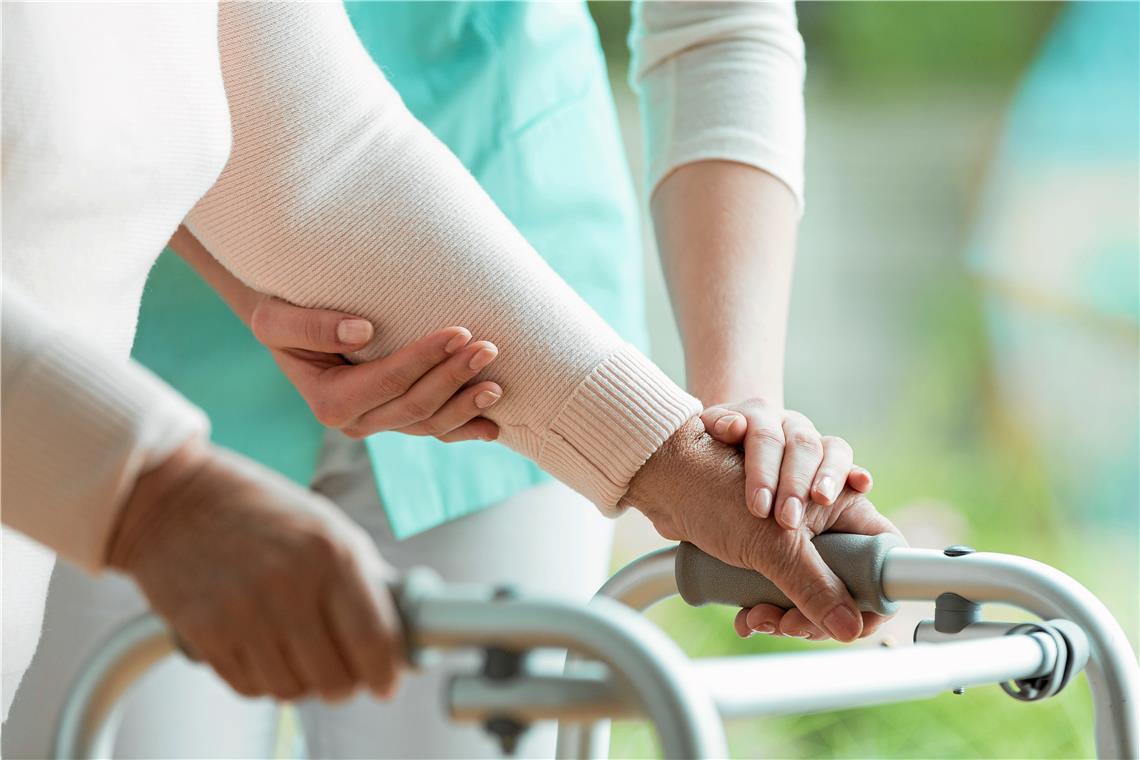 Murrhardter Pflegeheim setzt auf ausländisches Personal Um Beziehungen zu den Bewohnerinnen und Bewohnern aufzubauen, ist die Sprache unerlässlich. Symbolfoto: Adobe Stock/Photographee.eu