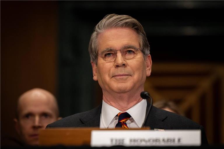 Um das Angebot auf dem Weltmarkt zu verbessern, dürfen Länder zeitweise russisches Öl kaufen, das sich bereits auf Schiffen befindet. Das erklärt Finanzminister Scott Bessent.