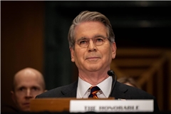 Um das Angebot auf dem Weltmarkt zu verbessern, dürfen Länder zeitweise russisches Öl kaufen, das sich bereits auf Schiffen befindet. Das erklärt Finanzminister Scott Bessent.